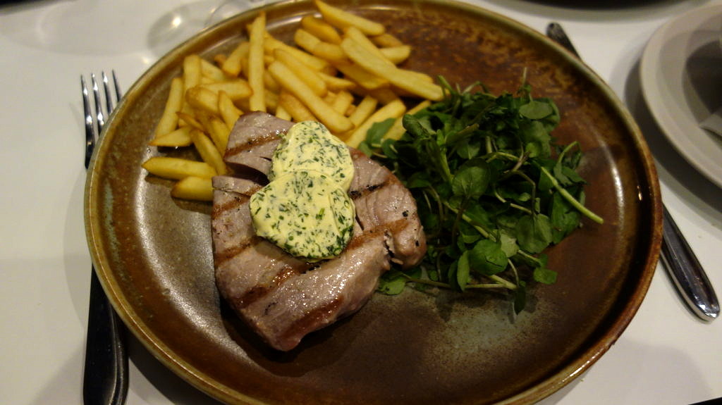 Tuna steak and chips